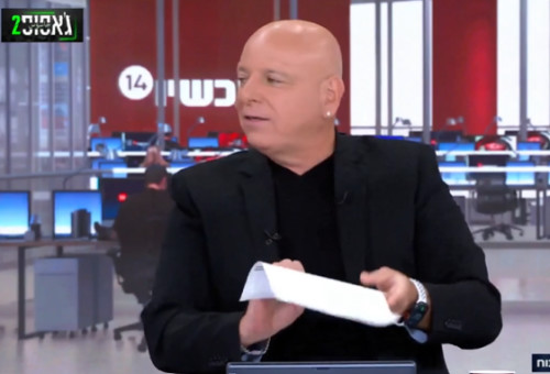 בועז גולן והחתימה של משה סעדה (צילום: צילום מסך ערוץ 14)