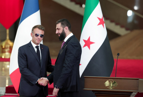 עמנואל מקרון ואחמד א-שרע בדמשק (צילום: REUTERS/Mahmoud Hassano)