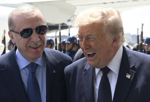 רג'פ טאיפ ארדואן ודונלד טראמפ בנמל התעופה באנקרה (צילום: רויטרס)