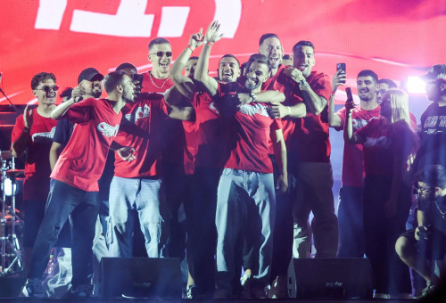 שחקני הפועל באר שבע חוגגים אליפות, מיגל ויטור במרכז (צילום: קובי אליהו)
