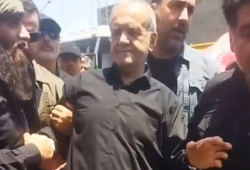 נשיא איראן מסעוד פזשכיאן מותקף בהלווית עלי חמינאי (צילום: צילום מסך רשת X)