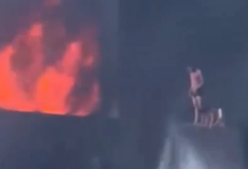 לכודים על הגג בבניין בוער בסין (צילום: צילום מסך טוויטר)