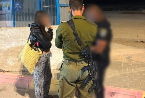 העברת הישראליות לידי כוחות הביטחון (צילום: דוברות המנהל האזרחי)