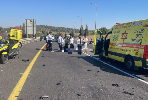 רוכבת אופנוע נהרגה מפגיעת רכב סמוך למחלף קריית גת (צילום: תיעוד מבצעי מד"א)