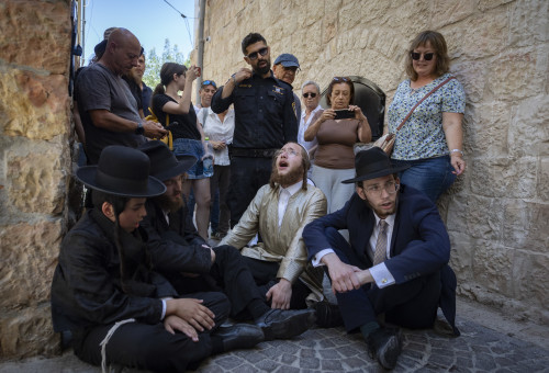 מחאת החרדים מול בית הקפה הפתוח בשבת, ירושלים (צילום: יונתן זינדל פלאש 90)