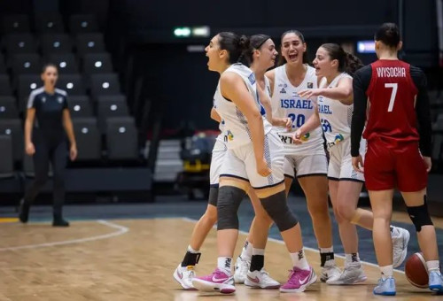 עוד הצגה כחול-לבן (צילום: אתר רשמי, FIBA)