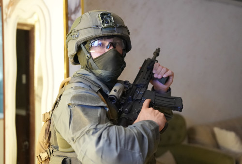 פשיטה משטרתית. החקירה הסמויה הפכה לגלויה (צילום: דוברות המשטרה)