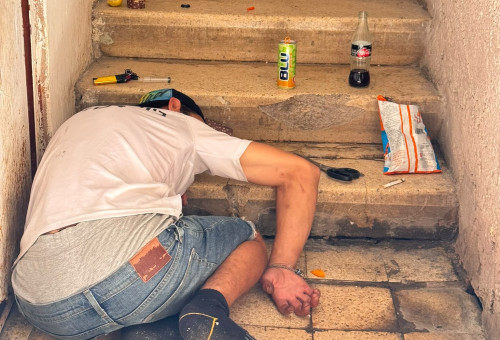כך נראית כניסה לבניין בשכונת הדר בחיפה (צילום: ללא קרדיט)