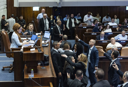 מהומה בכנסת בהצבעה להקפאת מעצר עריקים חרדים (צילום: חיים גולדברג פלאש 90)