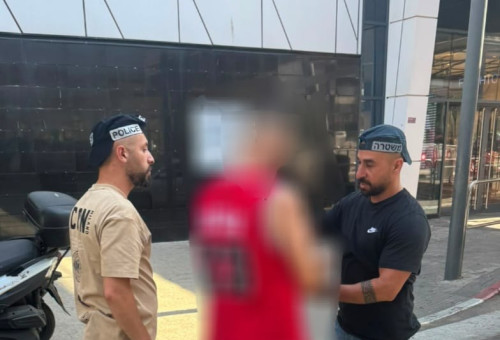 מעצרו של המורה החשוד (צילום: דוברות המשטרה)