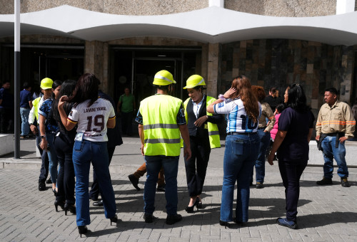 אנשים מתפנים בעקבות רעידת האדמה במקסיקו (צילום: רויטרס)