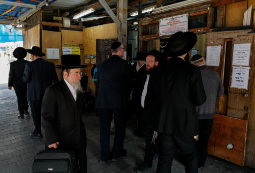 רחוב בבני ברק. למצולמים אין קשר לכתבה (צילום: מיכאל גלעדי פלאש 90)