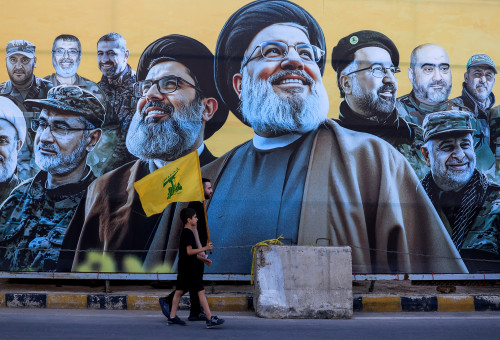גרפיטי של חיזבאללה בביירות (צילום: REUTERS/Mohamed Azakir)