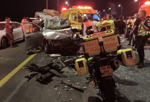 תאונת דרכים קטלנית סמוך למחלף קרית גת: נקבע מותו של נער בן 17 (צילום: תיעוד מבצעי מד"א)