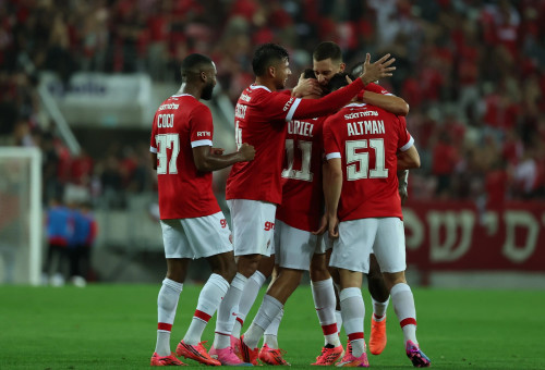 שחקני הפועל תל אביב חוגגים (צילום: אתר רשמי, הפועל תל אביב)