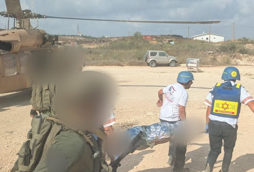 פינוי אחד הפצועים מהפיגוע בחוות גלעד (צילום: תיעוד מבצעי מד"א)