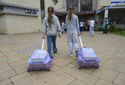 ילדות הולכות לבית ספר (צילום: מיכאל גלעדי פלאש 90)