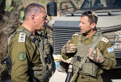 אלוף פיקוד מרכז אבי בלוט לצד הרמטכ"ל (צילום: דובר צה"ל)