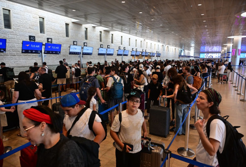 הישראלים מסתערים על נתב"ג (צילום: אבשלום ששוני)