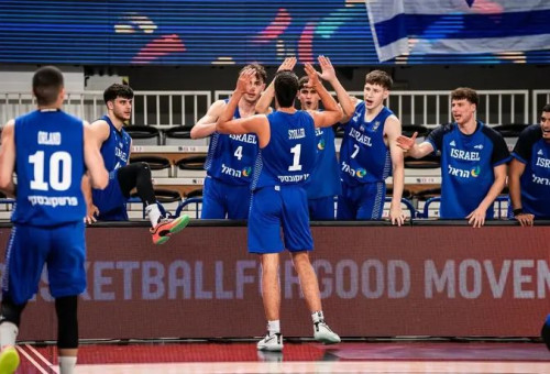 החגיגה של נבחרת הנוער נמשכת (צילום: אתר רשמי, FIBA)