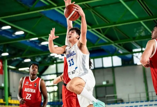 אמיתי עזריאל מול אוסטריה (צילום: אתר רשמי, FIBA)