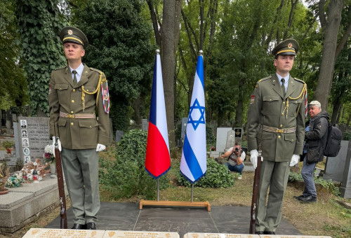  מצבה לזכר הצנחנים חביבה רייק ורפאל רייס (צילום: ללא)