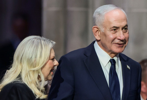 ראש הממשלה בנימין נתניהו ורעייתו שרה בטקס האשכבה של לינדזי גרהאם (צילום: רויטרס)