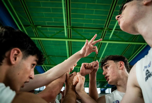 שחקני נבחרת הנוער של ישראל (צילום: אתר רשמי, FIBA)
