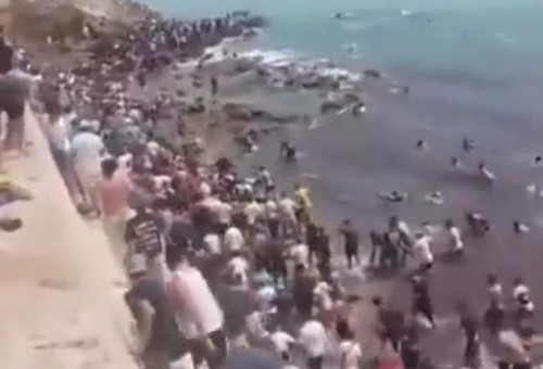 מאות מהגרים חוצים את הגבול ממרוקו לסאוטה שבספרד (צילום: צילום מסך לפי סעיף 27א)