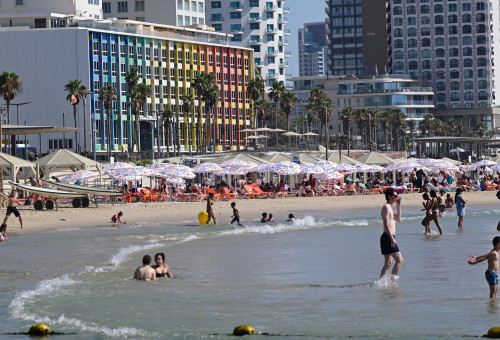 ישראלים בחופי תל אביב, יולי 2026 (צילום: אבשלום ששוני)