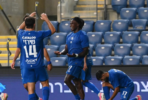 חוסה קורטס שחקן מכבי פתח תקוה חוגג שער (צילום: ברני ארדוב)