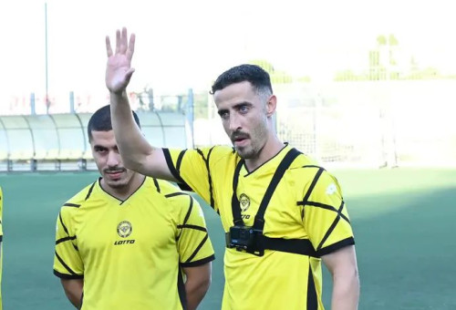 חזיזה מודה לאוהדים (צילום: ברני ארדוב)