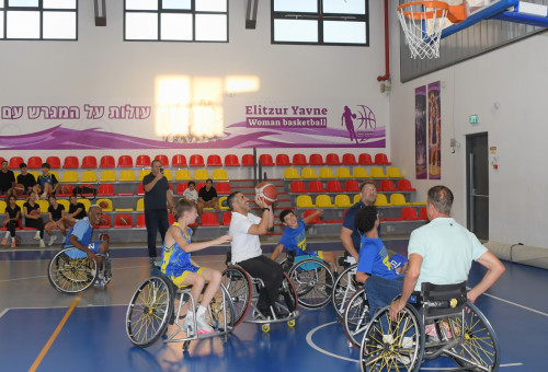 כדורסל על כיסאות גלגלים בבית הספר ביבנה  (צילום: עמרם כהן)