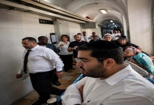 מהומה בבית המשפט לפני הדיון בפרשת רצח בניהו רזי (צילום: צילום מסך)