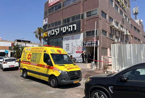 זירת הרצח בראשון לציון  (צילום: דוברות מד"א)
