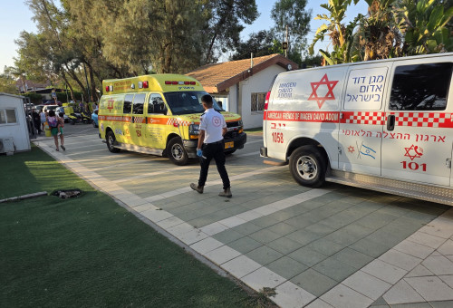 צוותי מד"א בבריכה הציבורית בעומר (צילום: תיעוד מבצעי מד"א)