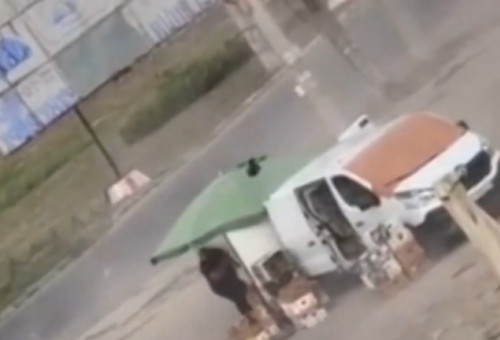 רחפן רוסי עוקב אחרי מוכר ירקות אוקראיני (צילום: צילום מסך)