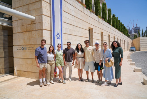 חברי המשלחת מחוץ למשרד החוץ (צילום: ארגון מסע)