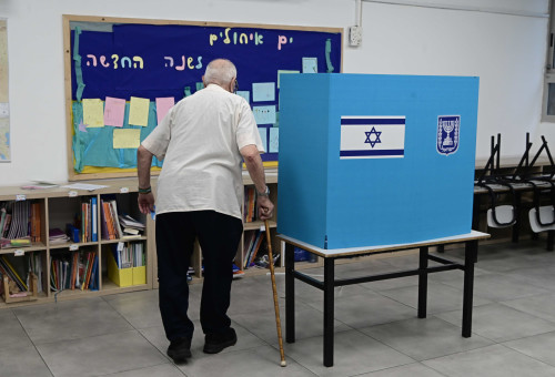 קשיש בדרך לקלפי (צילום: אבשלום ששוני)
