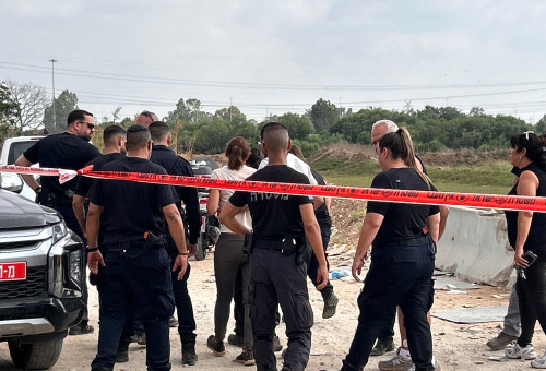 מזירת איתור הגופה בשרון (צילום: אבשלום ששוני)