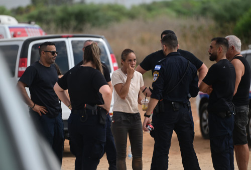 אימו של אלדר דיין בזירת מציאת הגופה (צילום: אבשלום ששוני)