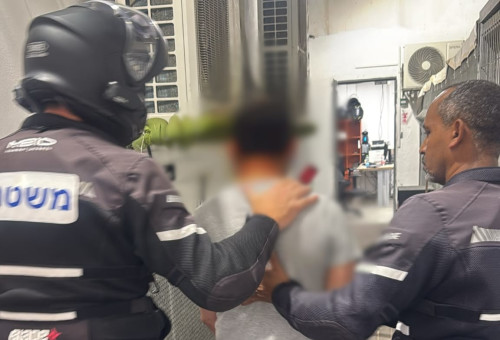 מעצר החשוד באונס בבת ים (צילום: דוברות המשטרה)