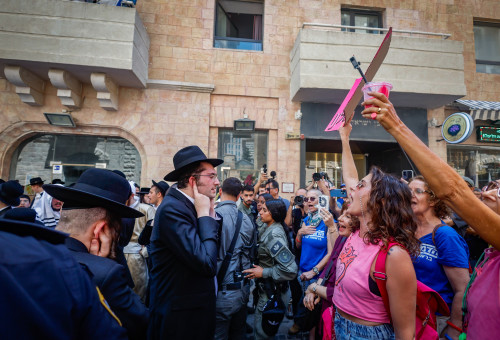 עימותים מחוץ לקפה "בסמטה" בירושלים עקב היותו פתוח בשבת (צילום: אורן בן חקון, פלאש 90)