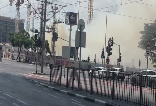 שריפה ברחובות ז'בוטינסקי ומשה דיין בפתח תקווה בתוך אתר בנייה של מתחם ביג (צילום: אלון חכמון)
