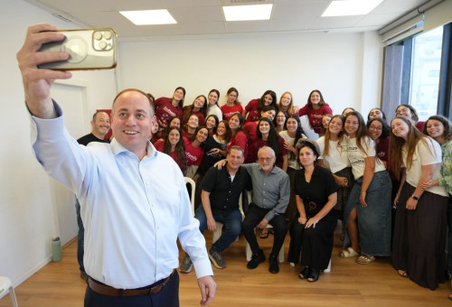 ראובן פינסקי נפרד מבנות השירות של "משפחה אחת" (צילום: מאיר פבלובסקי)