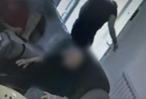 הנאשם ברצח המטפל של סבו בירושלים ביציאה מהזירה (צילום: דוברות המשטרה)