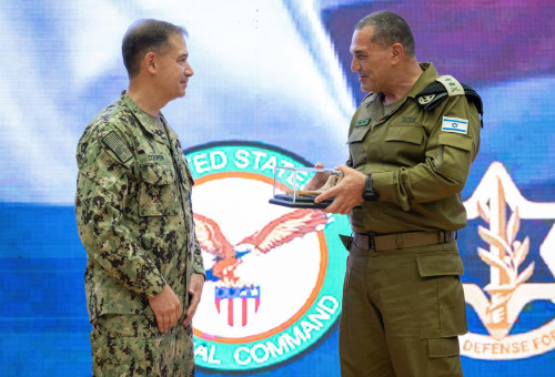 הרמטכ"ל רא"ל אייל זמיר ומפקד פיקוד המרכז של ארה"ב, אדמירל בראד קופר (צילום: דובר צה"ל)