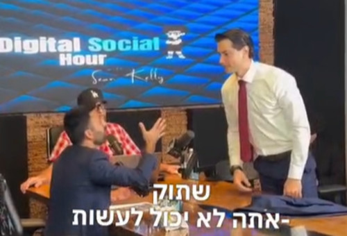 פעיל ההסברה יוסף חדאד נקלע לעימות עם פיזי עם פעיל הימין האמריקני דניס פייטוזה (צילום: דוברות)