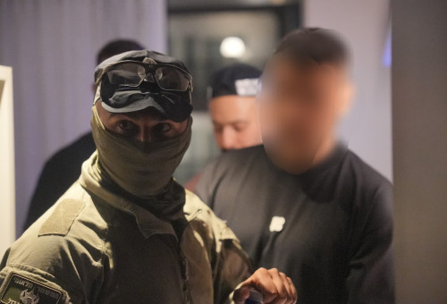 מעצר חשוד בעבירות פרוטקשן דמי חסות, סחיטה באיומים ועבירות פליליות  (צילום: דוברות המשטרה)