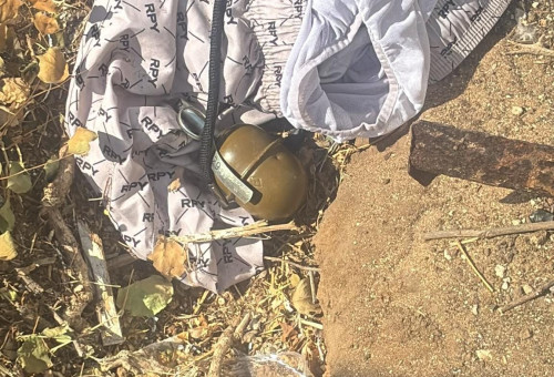 הרימון שאותר בשטח פתוח סמוך למקום שבו נעצרו שלושת הנאשמים בבת ים (צילום: דוברות המשטרה)